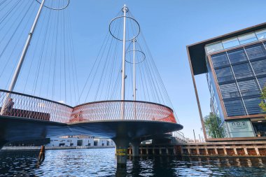 Kopenhag, Danimarka - Eylül 2022: Tarihi Çember Köprüsü manzarası, gemi direği şeklinde Cirkelbroen Christianshavn 'da Olafur Eliasson tarafından tasarlandı.