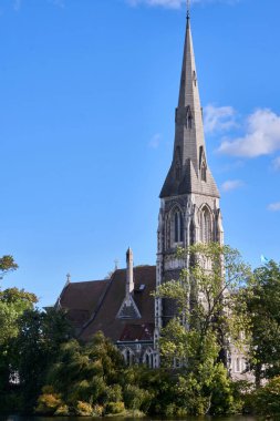 Kopenhag, Danimarka - Eylül 2022: St. Alban 's (Albans) Anglikan Kilisesi parktaki Churchillparken Kalesi yakınlarında