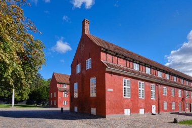 Kopenhag, Danimarka - Eylül 2022: Kastellet kalesinde güzel sarı ve kırmızı binalar bulunan kışlalar