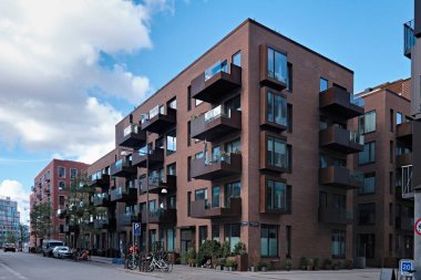 Kopenhag, Danimarka - Eylül 2022: Nordhavn liman bölgesindeki modern apartman