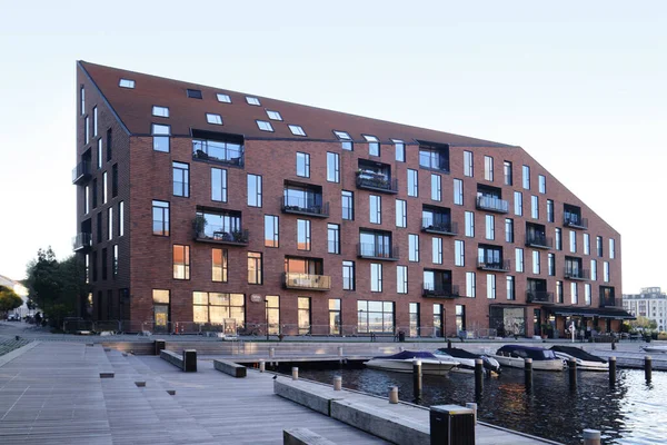 コペンハーゲン デンマーク 2022年9月 コベとヴィルヘルム ラウリッツェンによって設計されたレンガ造りのファサードを持つクロイヤーズ プレーズの近代建築 — ストック写真