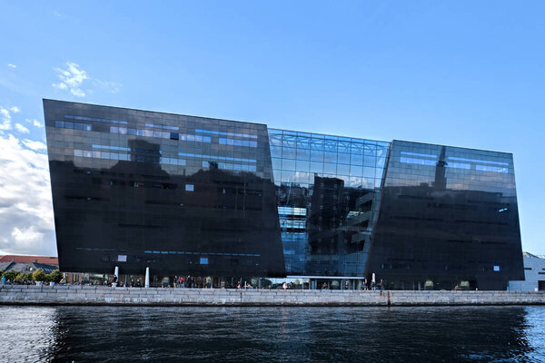 Коппель, Дания - сентябрь 2022 года: Черный алмаз, современное расширение набережной до Королевской данишской библиотеки в Коппеле. Архитекторы Дании Schmidt Hammer Lassen