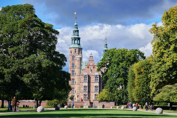 Kopenhag, Danimarka - Eylül 2022: Kral IV. Christian tarafından inşa edilen Rosenborg Kalesi 'nin ana girişinin ön görüntüsü