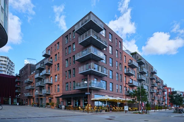 Kopenhag, Danimarka - Eylül 2022: Nordhavn liman bölgesindeki modern apartman