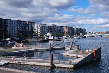 Kopenhag, Danimarka - Eylül 2022: Kopenhag Sluseholmen 'deki modern konutlar ve liman hamamı iskelesi