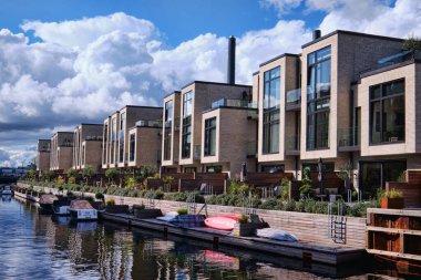 Kopenhag, Danimarka - Eylül 2022: Sıra evleri olan yeni bir Modern iskan bölgesi Sluseholmen