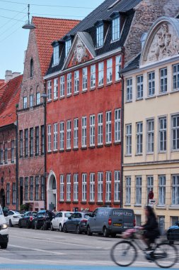 Kopenhag, Danimarka - Eylül 2022: Hristiyanhavn Bölgesi 'nde geleneksel renkli Danimarka evleri