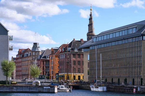 코펜하겐 덴마크 2022 크리스티안산 인근에 역사적 과우리 교회의 꼭대기가 줄지어 — 스톡 사진
