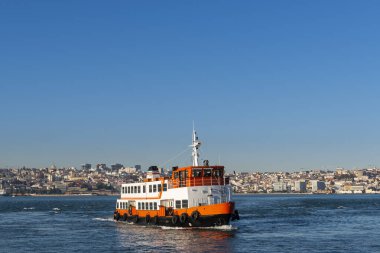 Geleneksel bir kakilheiro feribotu Tagus Nehri 'ni (Rio Tejo) geçmektedir..