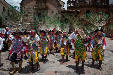 Cuzco, Peru - 25 Aralık 2013: Huaylia 'da Cuzco, Peru' daki Cuzco Katedrali önünde geleneksel kıyafet ve maskeler giyen bir grup adam.