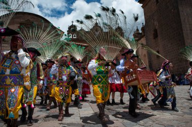 Cuzco, Peru - 25 Aralık 2013: Huaylia 'da Cuzco, Peru' daki Cuzco Katedrali önünde geleneksel kıyafet ve maskeler giyen bir grup adam.