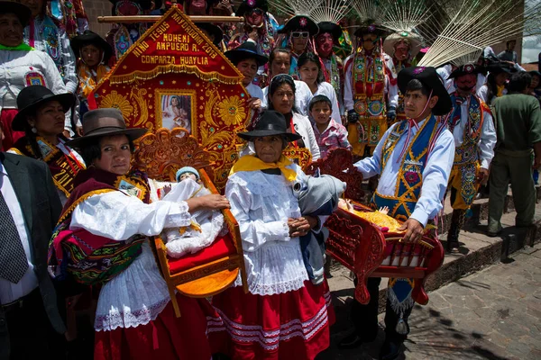 Cuzco Perú Diciembre 2013 Grupo Personas Vistiendo Ropas Máscaras Tradicionales — Foto de Stock