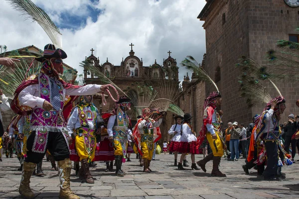 Cuzco Perú Diciembre 2013 Grupo Personas Vistiendo Ropas Máscaras Tradicionales Imagen de archivo