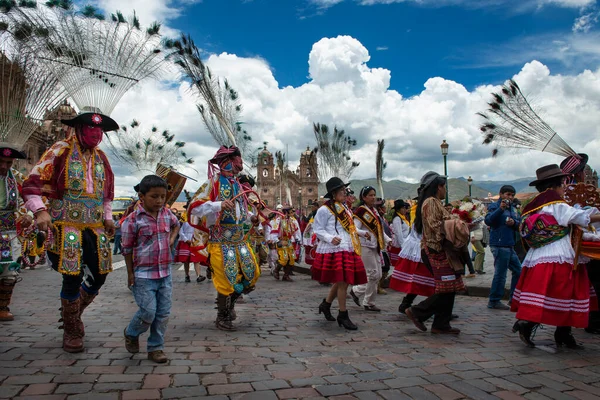 秘鲁库斯科 2013年12月25日 一群人在秘鲁库斯科市Armas广场广场的圣诞节期间身穿传统服装 戴着传统面具 — 图库照片