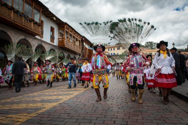 Cuzco, Peru - 25 Aralık 2013: Huaylia 'da Noel günü Cuzco, Peru' daki Plaza de Armas meydanında geleneksel kıyafet ve maskeler giyen bir grup insan.