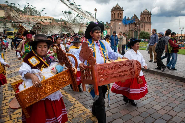2013年12月25日ペルー クスコ市の広場 アルマス広場で クリスマスの日に伝統的な衣服と仮面を身に着けている人々のグループ ストック写真