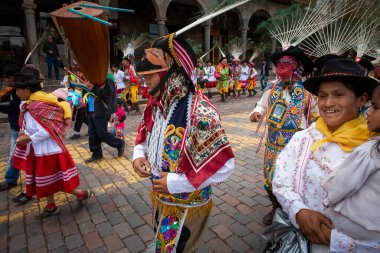 Cuzco, Peru - 25 Aralık 2013: Huaylia 'da Noel günü Cuzco, Peru' daki Plaza de Armas meydanında geleneksel kıyafet ve maskeler giyen bir grup insan.