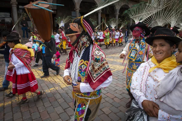 秘鲁库斯科 2013年12月25日 一群人在秘鲁库斯科市Armas广场广场的圣诞节期间身穿传统服装 戴着传统面具 — 图库照片