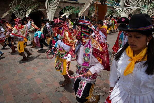 Cuzco Perú Diciembre 2013 Grupo Personas Vistiendo Ropas Máscaras Tradicionales — Foto de Stock