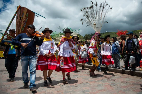 Cuzco Peru Dezembro 2013 Grupo Pessoas Vestindo Roupas Máscaras Tradicionais — Fotografia de Stock