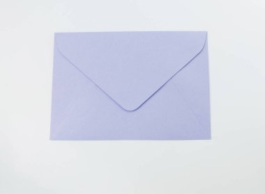 beyaz kurdeleli mor renkli zarif bir zarf. Beyaz arka planda bir hediye. Bayramlarda hediye vermek için. Kutlamak için mektup yazıyorum. Blog, makale, büyük tahta için arka plan. hediyeler ve promosyon