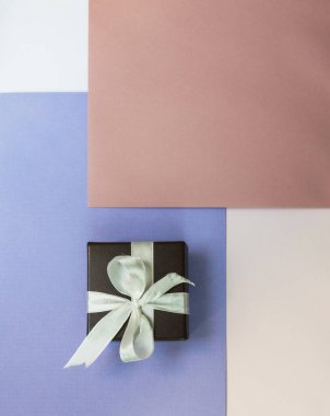 Soyut arka plan, beyaz, pembe, leylak. Beyaz fiyonklu hediye kahverengi kutu. nazik bir arka planda hediye. Sonbahar teması için arkaplan. Üst görünüm, boşluğu kopyala. Hediyeler ve promosyonlar