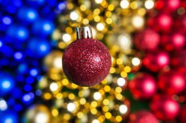 Noel ağacı oyuncağı, masalara saçılmış renkli bulanık Noel ağacı oyuncaklarına yakın plan. Yılbaşı tatilleri için arka plan.