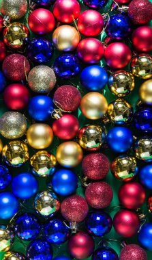 renkli Noel ağacı oyuncakları masaya saçıldı. Noel süslemeleri, renkli toplar, süsler, ışıltılar, düzen, yazı için yer, renkli Noel topları ile arka plan.