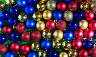 renkli Noel ağacı oyuncakları masaya saçıldı. Noel süslemeleri, renkli toplar, süsler, ışıltılar, düzen, yazı için yer, renkli Noel topları ile arka plan.