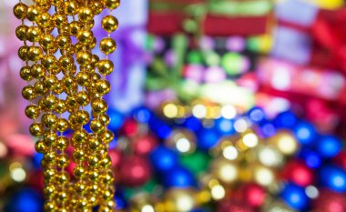 Noel ağacı oyuncağı, masalara saçılmış renkli bulanık Noel ağacı oyuncaklarına yakın plan. Yılbaşı tatilleri için arka plan.