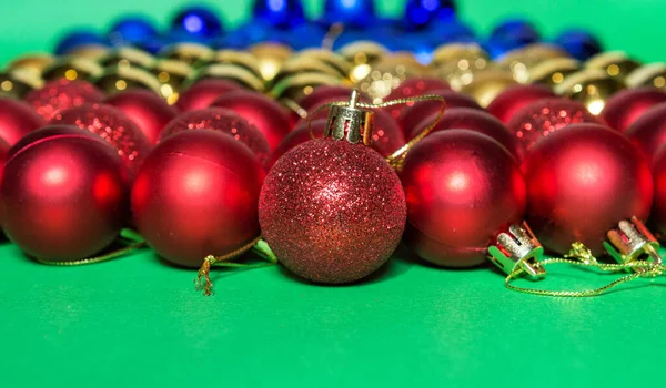 Colored Christmas Tree Toys Scattered Table Christmas Decorations Colorful Balls — Stock Photo, Image