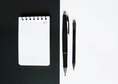 Defter ve kalem masanın üzerinde. İş için fotoğraf. artıklar ve notlar.