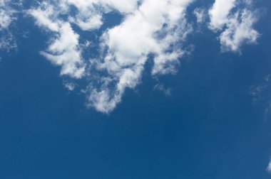 Mavi gökyüzü ve beyaz bulutlar. Güneşli ve güneşli bir gün. arka plan olarak gökyüzü. kopyala yapıştır.