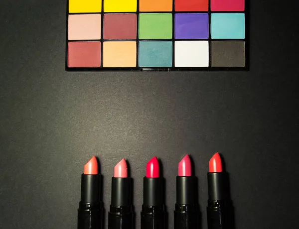 Sombras Brillantes Pinceles Para Maquillaje Lápiz Labial Sobre Fondo Negro —  Fotos de Stock