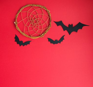 Cadılar Bayramı düzlüğü - kırmızı arka planda yarasalar ve balkabağı. Cadılar Bayramı için hediyeler ve alışveriş. Ders için yer. Tatiller ve sürprizler..