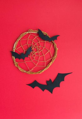 Cadılar Bayramı düzlüğü - kırmızı arka planda yarasalar ve balkabağı. Cadılar Bayramı için hediyeler ve alışveriş. Ders için yer. Tatiller ve sürprizler..