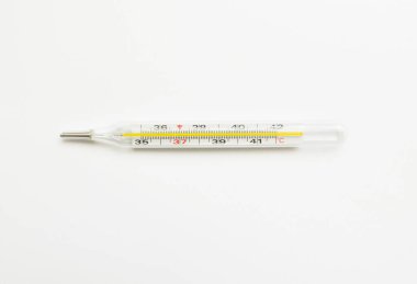 Tıbbi civa termometresi beyaz arka planda izole edilmiş. Coronavirus ve izolasyon.