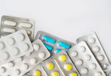 Tıbbi ilaçların bileşimi. Tıbbi termometre, tıbbi ilaçlar ve koruyucu maske. Koronavirüs ve izolasyon. Arkaplan olarak tıbbi tıp.