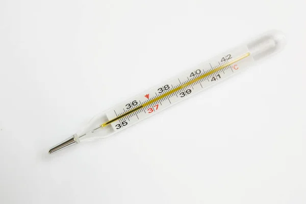 의료용 온도계가 배경에 했습니다 고립된 의학적 처방에 Coronavirus 약치료 — 스톡 사진