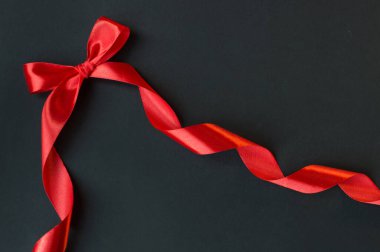 Kara Cuma, kırmızı kurdele ve koyu bir arka plan. Süper satış, satış promosyonu ve özel teklif. Mesajlaşmak için düz yerde yatıyordu. Pankart modeli, kartpostal.