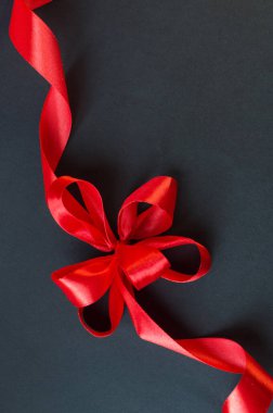 Kara Cuma, kırmızı kurdele ve koyu bir arka plan. Süper satış, satış promosyonu ve özel teklif. Mesajlaşmak için düz yerde yatıyordu. Pankart modeli, kartpostal.
