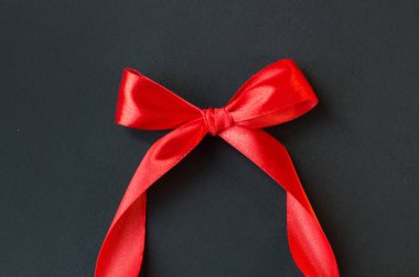 Kara Cuma, kırmızı kurdele ve koyu bir arka plan. Süper satış, satış promosyonu ve özel teklif. Mesajlaşmak için düz yerde yatıyordu. Pankart modeli, kartpostal.