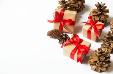 Şenlikli bir konsept. Beyaz arka planda bir fiyonk ve çıkıntılı bir hediye. Yılbaşı, yeni yıl ve tatiller için kompozisyon. metin için yer alan düz uzanma.