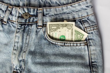Kot pantolonun cebinden çıkan bir dolar, bir kredi kartı ve bir cüzdan. Yoksulluk ve işsizlik. Finansal sorunlar, son para. Nakit. İş, ticaret veya mali işlemler.