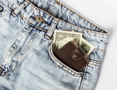 Kot pantolonun cebinden çıkan bir dolar, bir kredi kartı ve bir cüzdan. Yoksulluk ve işsizlik. Finansal sorunlar, son para. Nakit. İş, ticaret veya mali işlemler.