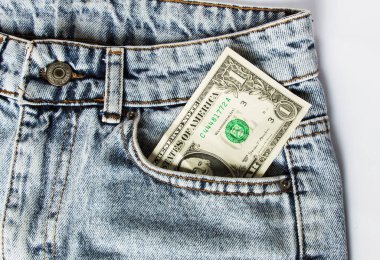 Kot pantolonun cebinden çıkan bir dolar, bir kredi kartı ve bir cüzdan. Yoksulluk ve işsizlik. Finansal sorunlar, son para. Nakit. İş, ticaret veya mali işlemler.