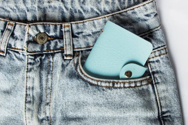 Kot pantolonun cebinden çıkan bir dolar, bir kredi kartı ve bir cüzdan. Yoksulluk ve işsizlik. Finansal sorunlar, son para. Nakit. İş, ticaret veya mali işlemler.