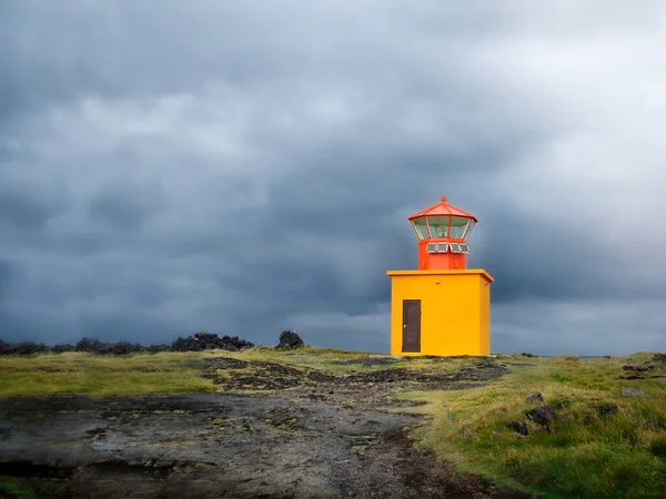 Żółta Latarnia Morska Przy Morzu Ndverarnes Islandia — Zdjęcie stockowe