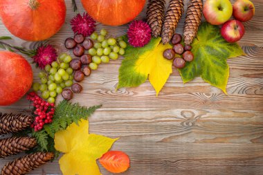 Tahta arka planda balkabakları, kestaneler ve meyveler. Mekanı metin için kopyala. Şükran Günü konsepti veya mevsimsel arka plan.