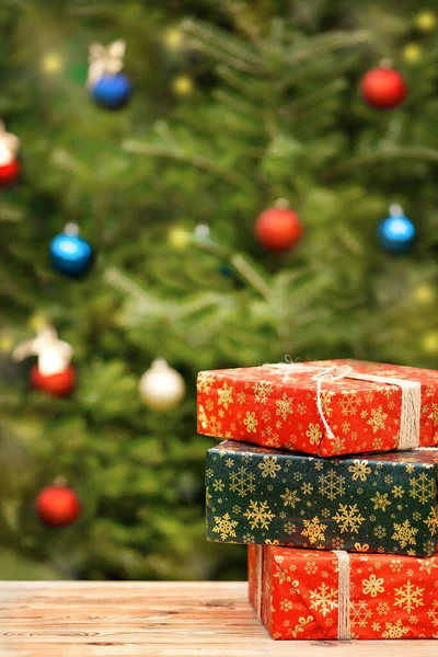 Las Cajas Con Los Regalos Embalaje Brillante Están Sobre Mesa —  Fotos de Stock